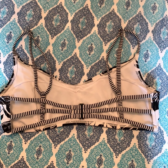 Old Navy scoop bikini top size large - Picture 4 of 9